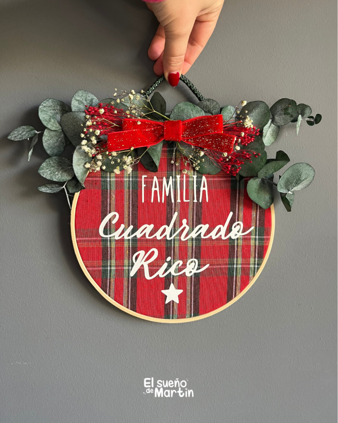Decoración navideña con el texto "Familia Cuadrades Rica" y detalles festivos.